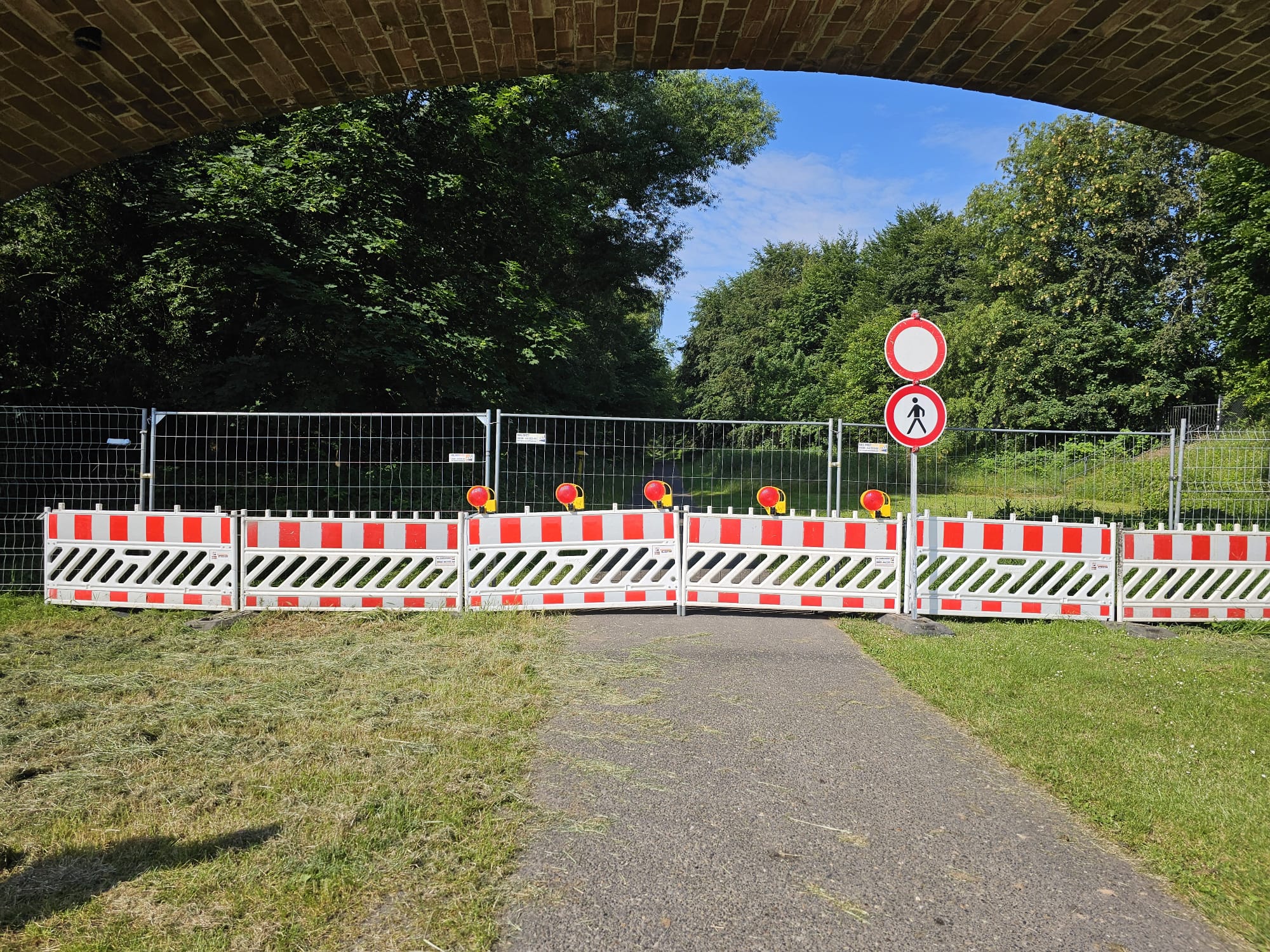 Tiefbauunternehmer schüttelt die Hand eines Kollegens